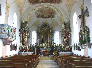 Innenansicht der Uffinger Kirche mit dem Hochaltar