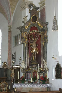 Innenansicht der Uffinger Kirche mit dem rechten der beiden Seitenaltäre