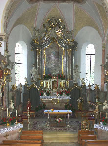 Innenansicht der Uffinger Kirche mit dem linken der beiden Seitenaltäre