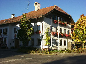 Grossansicht in neuem Fenster: Stimmungsvolle Herbst-Ansicht des Rathauses in Uffing von der Hauptstrasse aus